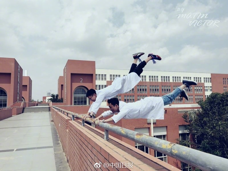 林妙可回应陪酒 图揭女星放荡陪酒不雅照(组图)_太阳成集团tyc7111cc(图1) 太阳成集团tyc7111cc