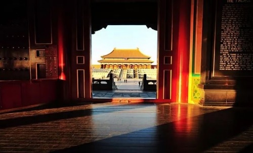 太阳成集团tyc7111cc-黄国伦《歌单》“过分调侃” 引钟镇涛险翻脸离席(图1) 太阳成集团tyc7111cc